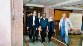 Ibu Iriana Joko Widodo secara simbolis menyerahkan bantuan kemanusiaan berupa obat-obatan. (Dok. Sekretariat Presiden/Laily Rachev)
