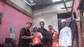 Sahabat Ganjar beri bantuan untuk warga Kampung Sidamukti, Sukamaju, Cilodong, Depok. (Dok. Sahabat Ganjar)
