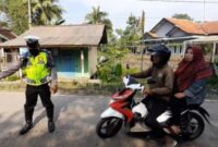 Polisi Tak Tilang Pemotor Bersendal Jepit. (Dok. tribratanews.polri.go.id)
