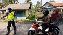 Polisi Tak Tilang Pemotor Bersendal Jepit. (Dok. tribratanews.polri.go.id)
