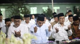 Para petinggi Partai Gerindra dan PKB melakukan Ziarah ke makam KH Dimyati Rois di Pondok Pesantren Al Fadlu 2 Srogo. (Dok. Partai Gerindra)