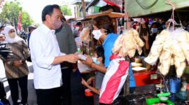 Presiden Joko Widodo didampingi Ibu Iriana Joko Widodo mengunjungi Pasar Pucang Anom, Kota Surabaya. (Dok. Biro Pers Sekretariat Presiden/Muchlis Jr)
