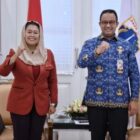 Gubernur DKI Jakarta Anies Baswedan bersama Yenny Wahid. (Instagram.com@aniesbaswedan)
