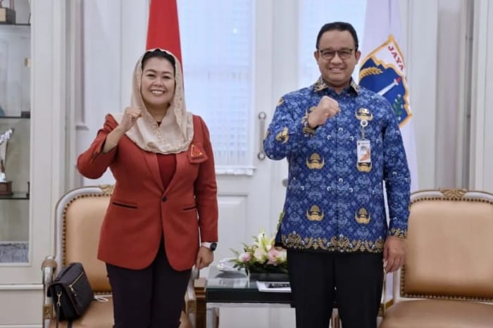 Gubernur DKI Jakarta Anies Baswedan bersama Yenny Wahid. (Instagram.com@aniesbaswedan)