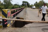 Satu unit jembatan rusak sepanjang 10 meter dalam peristiwa banjir
di Kabupaten Luwu. (Dok. BNPB)
