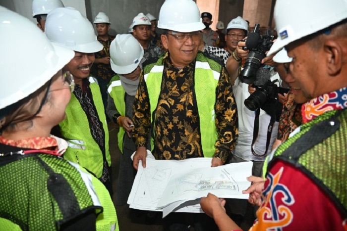 Anggota Komisi VIII DPR RI Abdul Wachid saat meninjau pembangunan Asrama Haji Transit di Manyaran. (Dok. Dpr.go.id) 
