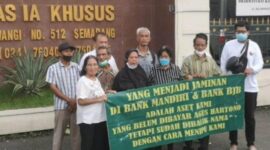 Aksi beberapa orang di depan Pengadilan Negeri (PN) Semarang, yang mengatasnamakan korban mafia tanah diduga massa bayaran, Senin (28/11/2022). (Dok. Ist)
