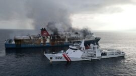 Bakamla Padamkan Kebakaran Kapal Mutiara di Selat Bali. (Dok. Bakamla.go.id) 
