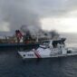 Bakamla Padamkan Kebakaran Kapal Mutiara di Selat Bali. (Dok. Bakamla.go.id) 
