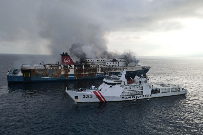 Bakamla Padamkan Kebakaran Kapal Mutiara di Selat Bali. (Dok. Bakamla.go.id) 
