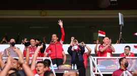 Presiden Jokowi saat mendukung tim nasional sepak bola Indonesia dalam turnamen Piala AFF di Stadion Utama GBK. (Dok. Setkab.go.id) 
