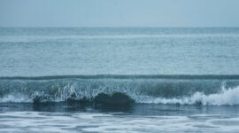 Waspada gelombang tinggi hingga empat meter. (Pexels.com/Lucila Morilla)