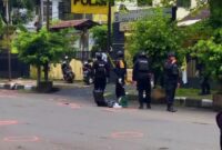 Tangkapan layar, Peristiwa bom bunuh diri di area Polsek Astanaanyar. (Instagram.com/@infobandungkota)
