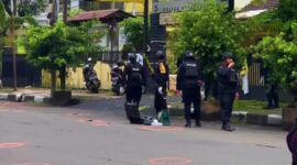 Tangkapan layar, Peristiwa bom bunuh diri di area Polsek Astanaanyar. (Instagram.com/@infobandungkota)
