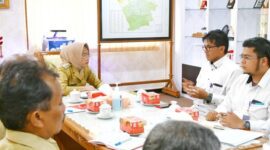 Pimpinan Cabang Bulog Banyumas Rasiwan saat audiensi dengan Bupati Dyah Hayuning Pratiwi. (Dok. Purbalinggakab.go.id) 
