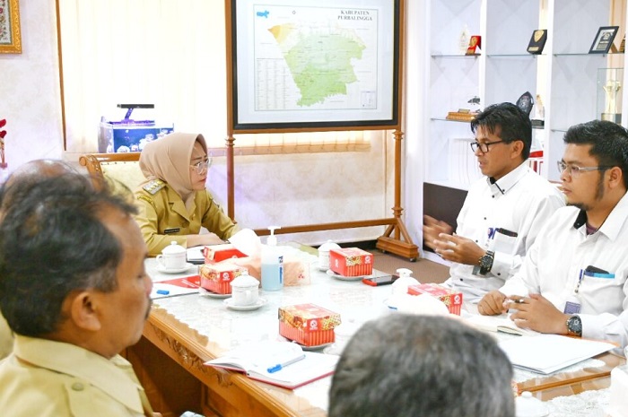 Pimpinan Cabang Bulog Banyumas Rasiwan saat audiensi dengan Bupati Dyah Hayuning Pratiwi. (Dok. Purbalinggakab.go.id) 
