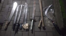 Barang bukti senjata tajam yang diamankan. (Dok. tribratanews.restasukabumi.jabar.polri.go.id)