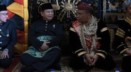 Prabowo Subianto saat menghadiri acara prosesi Batagak Gala Wamenaker Afriansyah Noor di Istana Pangaruyuang, Tanah Datar, Sumatera Barat. (Dok. Tim Media Prabowo Subianto)