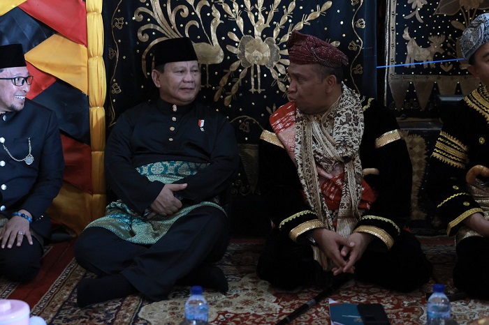 Prabowo Subianto saat menghadiri acara prosesi Batagak Gala Wamenaker Afriansyah Noor di Istana Pangaruyuang, Tanah Datar, Sumatera Barat. (Dok. Tim Media Prabowo Subianto)