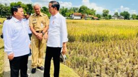 Presiden Joko Widodo bersama Menteri Pertahanan Prabowo Subianto dan Gubernur Jawa Tengah Ganjar Pranowo. (Dok. Menhan.go.id)
