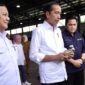 Presiden Jokowi ditemani Menteri Pertahanan Prabowo Subianto dan Menteri BUMN Erick Thohir meninjau produk senjata dan kendaraan PT Pindad. (Facbook.com/@Erick Thohir)
