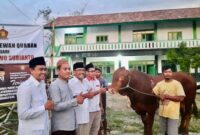 Ketua Umum Partai Gerindra sekaligus Menteri Pertahanan Prabowo Subianto menyalurkan ratusan hewan qurban. (Dok. Tim Media Prabowo Subianto) 
