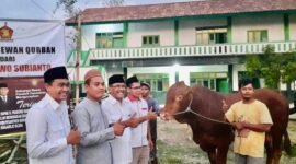 Ketua Umum Partai Gerindra sekaligus Menteri Pertahanan Prabowo Subianto menyalurkan ratusan hewan qurban. (Dok. Tim Media Prabowo Subianto) 

