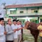Ketua Umum Partai Gerindra sekaligus Menteri Pertahanan Prabowo Subianto menyalurkan ratusan hewan qurban. (Dok. Tim Media Prabowo Subianto) 
