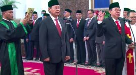 Presiden Joko Widodo resmi melantik Djan Faridz dan Gandi Sulistiyanto Soeherman sebagai anggota Dewan Pertimbangan Presiden (Wantimpres). (Dok. Kominfo.go.id) 