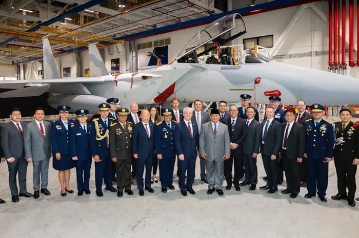 Menteri Pertahanan RI Prabowo Subianto menyaksikan penandatanganan nota kesepahaman atau MoU komitmen pembelian 24 unit pesawat tempur F-15EX baru dari Amerika Serikat (AS). (Dok. Tim Media Prabowo Subianto)
