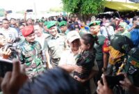 Ketua Umum Partai Gerindra Prabowo Subianto saat bersama Masyarakat. (Facbook.com/@Prabowo Subianto)
