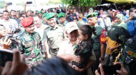 Ketua Umum Partai Gerindra Prabowo Subianto saat bersama Masyarakat. (Facbook.com/@Prabowo Subianto)
