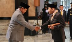 Beri Penghargaan  Dharma Pertahanan untuk Habib Luthfi, Prabowo: Beliau Selalu Utamakan Kerukunan