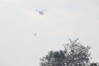 Upaya tim gabungan dalam pemadaman kebakaran hutan dan lahan di wilayah provinsi Sumatera Selatan. (Dok. BNPB) 
