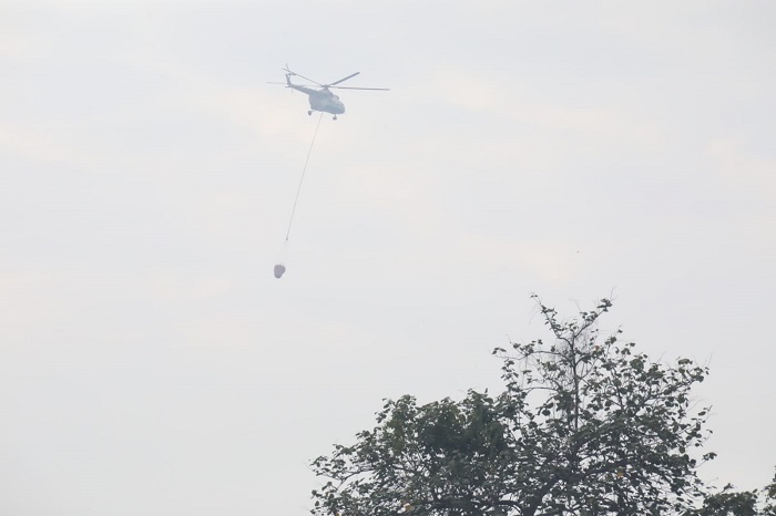 Upaya tim gabungan dalam pemadaman kebakaran hutan dan lahan di wilayah provinsi Sumatera Selatan. (Dok. BNPB) 
