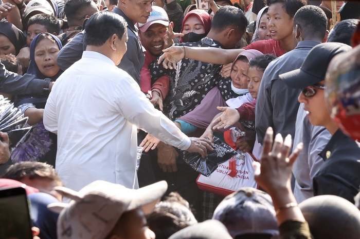 Ketua Umum Partai Gerindra Prabowo Subianto saat bersama Masyarakat. (Facbook.com/@Prabowo Subianto)
