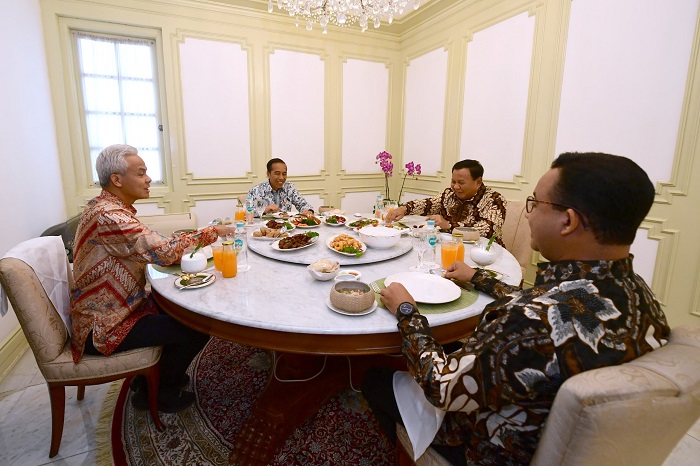 Presiden Jokowi melakukan santap siang bersama tiga calon presiden pada pemilihan presiden 2024, yaitu Prabowo Subianto, Ganjar Pranowo, dan Anies Baswedan di Istana Merdeka. (Dok. Tim Media Prabowo Subianto)
