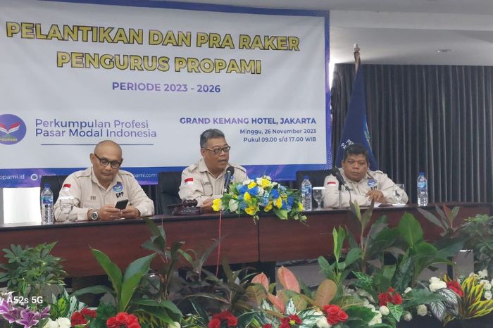 NS. Aji Martono, Ketua Umum PROPAMI, didampingi oleh Ali Hanafiah, Sekretaris Jenderal, dan Titis Sosro, Bendahara Umum, memimpin jalannya diskusi dalam sidang-sidang Pra Raker, , di Grand Kemang Hotel, Jakarta (26/11/23). (Doc.PROPAMI/Panji)
