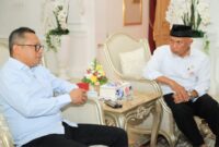 Foto : Ketua BNSP, Syamsi Hari, dan Gubernur Sumatera Barat, Mahyeldi, bersama Kadisnakertrans Nizam Ul Muluk membahas langkah konkret untuk meningkatkan sertifikasi kompetensi di Sumbar, (29/12/23). (Doc.Ist)