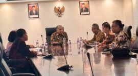 Foto : Ketua Komisioner BNSP, Syamsi Hari, Prof. Amilin, dan NS. Aji Martono bersama KJRI, LPK Migran juga bersama kemendikbud Ristek, mengadakan pertemuan dengan Yul Edison KJRI Hongkong untuk Mempererat Kerja Sama Sertifikasi Profesi, Hongkong (21/12/23). (Doc.BNSP)