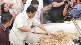 Capres Koalisi Indonesia Maju, Prabowo Subianto, menghadiri acara 'Masak Besar: Bobon Santoso dan Kopra (Konco Prabowo)' di Cilincing, Jakarta Utara.  (Dok. Tim Media Prabowo-Gibran)