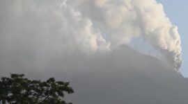 Gunungapi Lewotobi Laki-Laki di Flores Timur, NTT, mengeluarkan abu vulkanik berwarna putih-kelabu saat erupsi. (Dok. PVMBG)