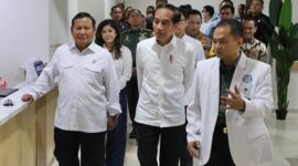 Presiden RI Joko Widodo (Jokowi), didampingi oleh Menteri Pertahanan Prabowo Subianto, meresmikan Rumah Sakit Pusat Pertahanan Negara (RSPPN) Panglima Besar Soedirman. (Dok. Tim Medis Prabowo)

