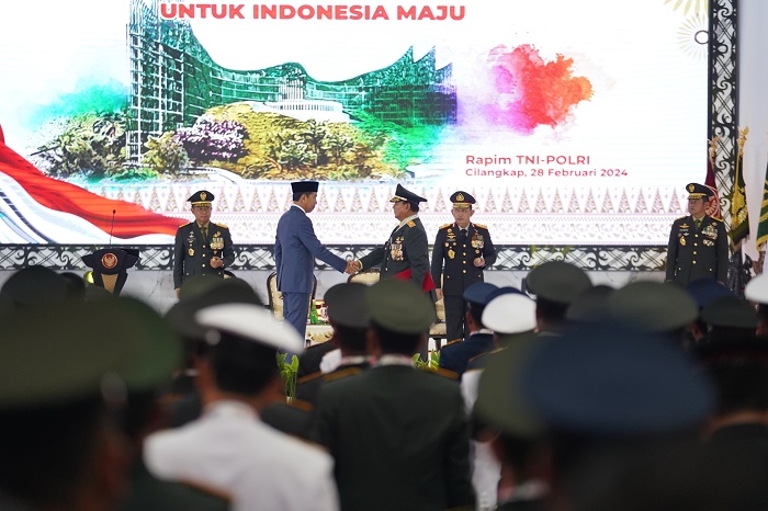 Menteri Pertahanan Prabowo Subianto menerima penganugerahan jenderal bintang 4 dari Presiden Joko Widodo. (Dok. Tim Media Prabowo)

