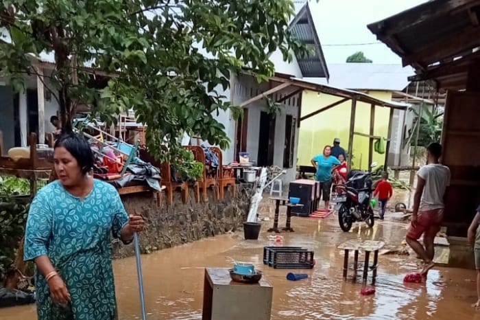Banjir Kota Padang telah surut, warga bersama tim gabungan melakukan pembersihan lingkungan. (Dok. BPBD Kota Padang)
