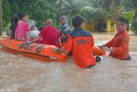 Tim Gabungan melakukan evakuasi warga yang terdampak banjir di Kabupaten Padang Pariaman, Sumatra Barat. (Dok. BPBD Kabupaten Padang Pariaman)