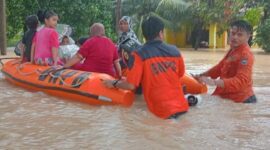 Tim Gabungan melakukan evakuasi warga yang terdampak banjir di Kabupaten Padang Pariaman, Sumatra Barat. (Dok. BPBD Kabupaten Padang Pariaman)