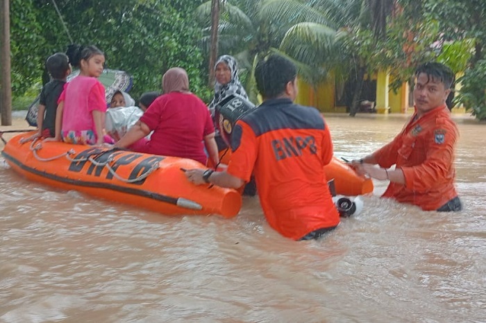 Tim Gabungan melakukan evakuasi warga yang terdampak banjir di Kabupaten Padang Pariaman, Sumatra Barat. (Dok. BPBD Kabupaten Padang Pariaman)