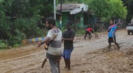 Tim Gabungan bersama warga lakukan pembersihan material pascabanjir di Kabupaten Jayapura, Provinsi Papua. (Dok. BPBD Kabupaten Jayapura.)