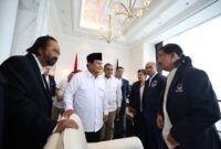 Ketua Umum Partai NasDem Surya Paloh memberikan selamat secara langsung kepada Prabowo Subianto. (Dok. Tim Meida Prabowo)